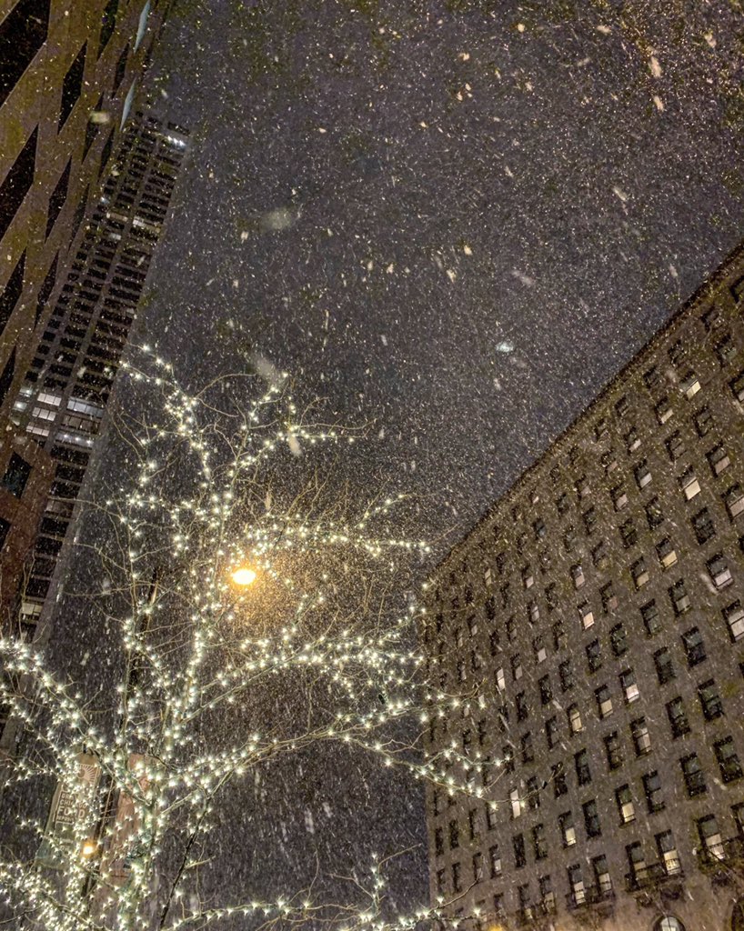 GC_HeadHunter's tweet photo. Snowy night in #Chicago. Perfect refuge at #DocBs. https://t.co/2LuYQgpChf