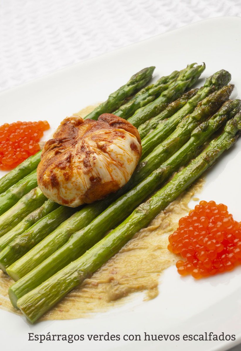 #Receta de Espárragos verdes con huevo escalfado y huevas de salmón hogarmania.com/cocina/recetas… ¿Para la cena?