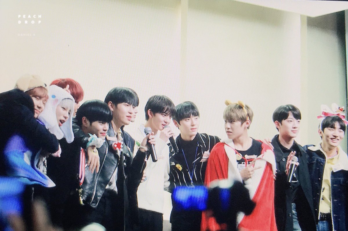 KimmyJ1299's tweet photo. #워너원_수고했어
Tớ sẽ không nói "Các cậu cố lên!"
Tớ sẽ chỉ nói "Tớ tin các cậu!"
Tớ sẽ không nói "Hãy đi trên con đường hoa nhé"
Tớ sẽ nói "Hãy sống hạnh phúc và thoải mái là được"
Tớ sẽ không nói "Tạm biệt"
Tớ sẽ nói "Chúng ta nhất định gặp lại" https://t.co/NsVJetrlR3