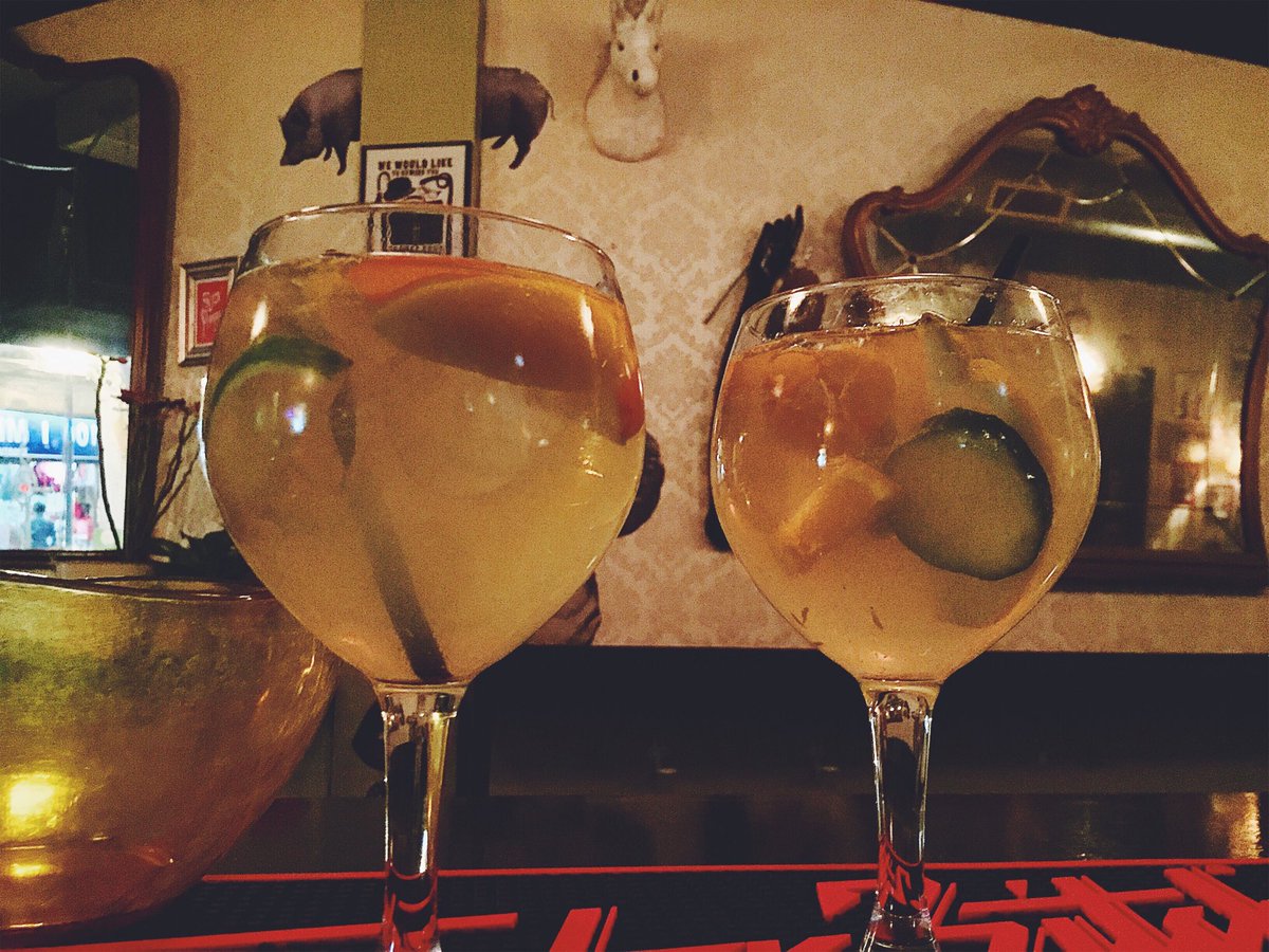 wearefoxy's tweet photo. Sangria de cava en #FoxyBar https://t.co/CxFswynhr0
