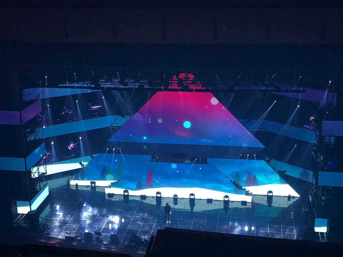 LoveShinHwa6's tweet photo. 181230 셩콘 , 3층 너무 멀긴 했지만 무대 존예였다ㅠㅠ https://t.co/zTxj2NdssL