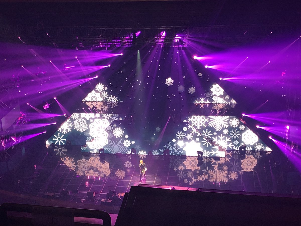 LoveShinHwa6's tweet photo. 181230 셩콘 , 3층 너무 멀긴 했지만 무대 존예였다ㅠㅠ https://t.co/zTxj2NdssL