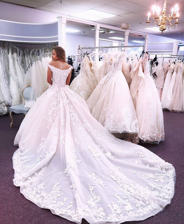 DemetriosBride's tweet photo. We love watching @juliejigsaw on her journey to become a #DemetriosBride! She loved the RENEE, but in the end went for a different design. We cannot wait to see which gown she chose! Use #MyDemetrios to share your story.
...
#Demetrios #Demetriosbride #p… https://t.co/pSUwHYaWtr https://t.co/1rj6zmN1St