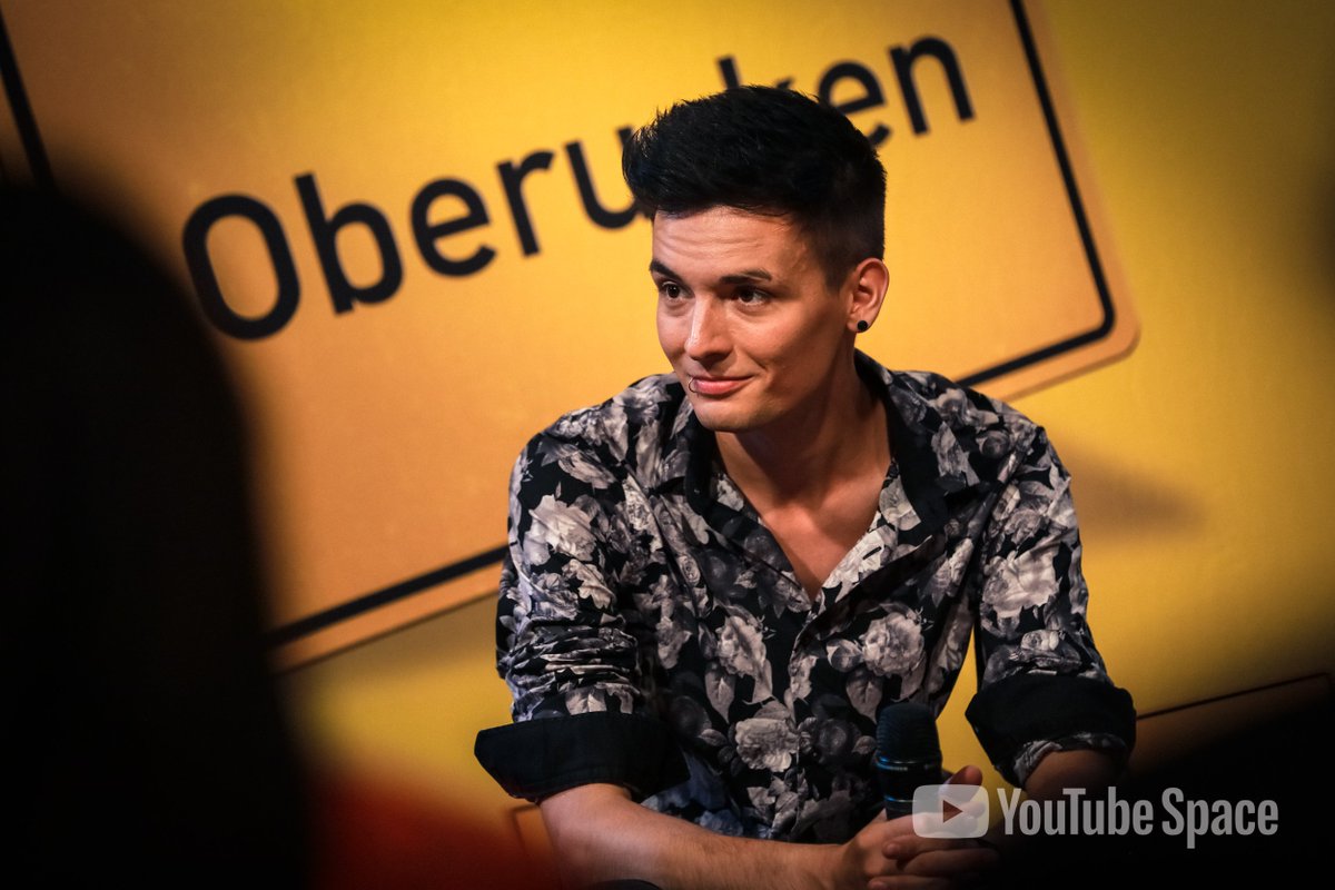 YouTubeSpaceBer's tweet photo. #Lookingback2018 ✨🤩💭
@Oberucken is back! Beim Livestream Event im #YouTubeSpaceBer konntet ihr mit dem Cast Fragen über die Entwicklung & Entstehung von Webserien stellen. Mit dabei: @MrTrashpack, @darkviktory & @jonas_ems. https://t.co/C8LhEZekwJ