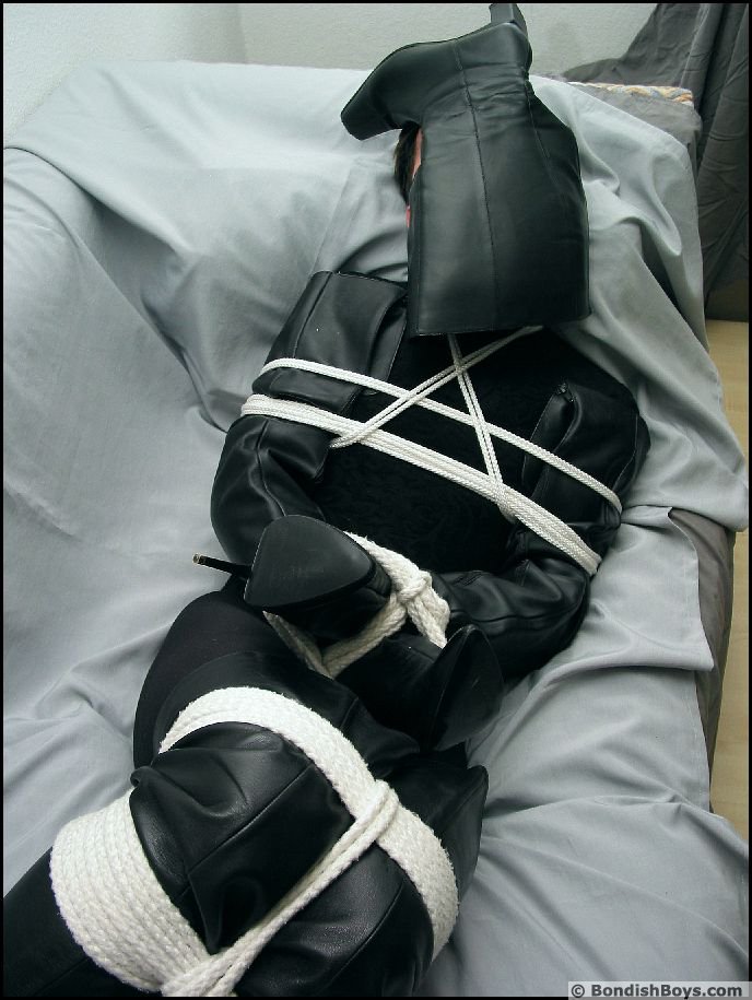 bondish_com's tweet photo. ACHTUNG #bootlovers: we love #boots in all forms: #thighboots #leatherboosts #ridingboots #kneebooots #overkneeboots #highboots #fashionboots. We love smelling the scent of boots: #bootsniffing #bootsniffers #bootfetish #feet #stiefelfetisch #underherboots #iloveboots #bondish https://t.co/6I5XmiO96D