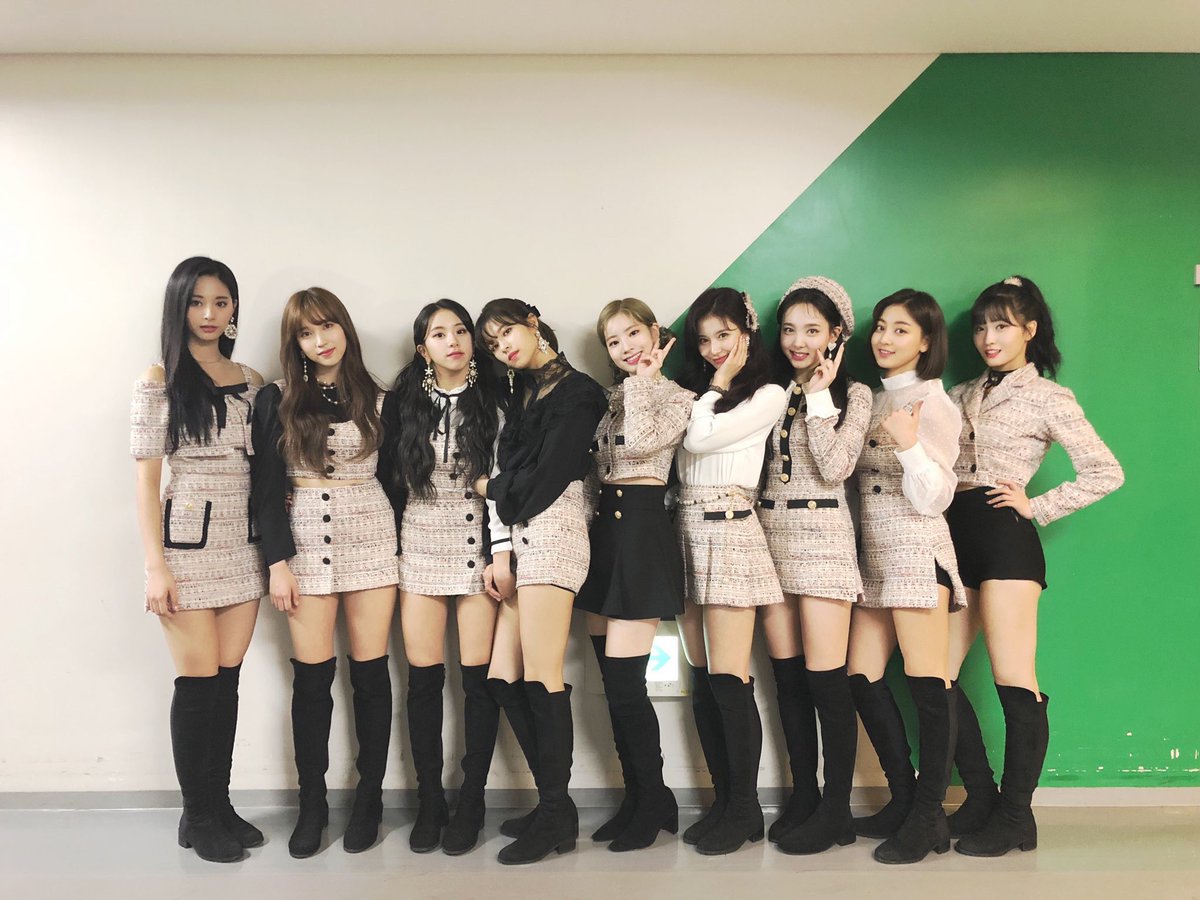 243MiChaeng234's tweet photo. When you think Chaeng is holding hands with jeong, but we all know who our player Chaeng really has her hands arnd.... Myoui ☺️ MiChaeng Crumb ☺️

 #TWICE #MICHAENG #MINA #CHAEYOUNG #미나 #채영 https://t.co/NsOBkLtbdB