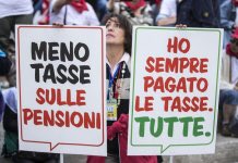Cuccello's tweet photo. Approvata ora alla camera la legge di #bilancio che Cgil #Cisl Uil ritengono sbagliata e #recessiva,che taglia #crescita e #sviluppo, #lavoro e #pensioni, coesione e #investimenti
produttivi, negando al Paese,in particolare al #Sud,una prospettiva di rilancio economico e sociale https://t.co/qjppoUPbC5