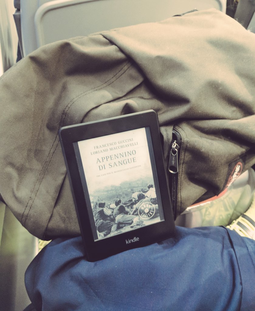 arlec007's tweet photo. Si sta comodi dai. Ehm. #nowreadin. https://t.co/7el0iDFpVU