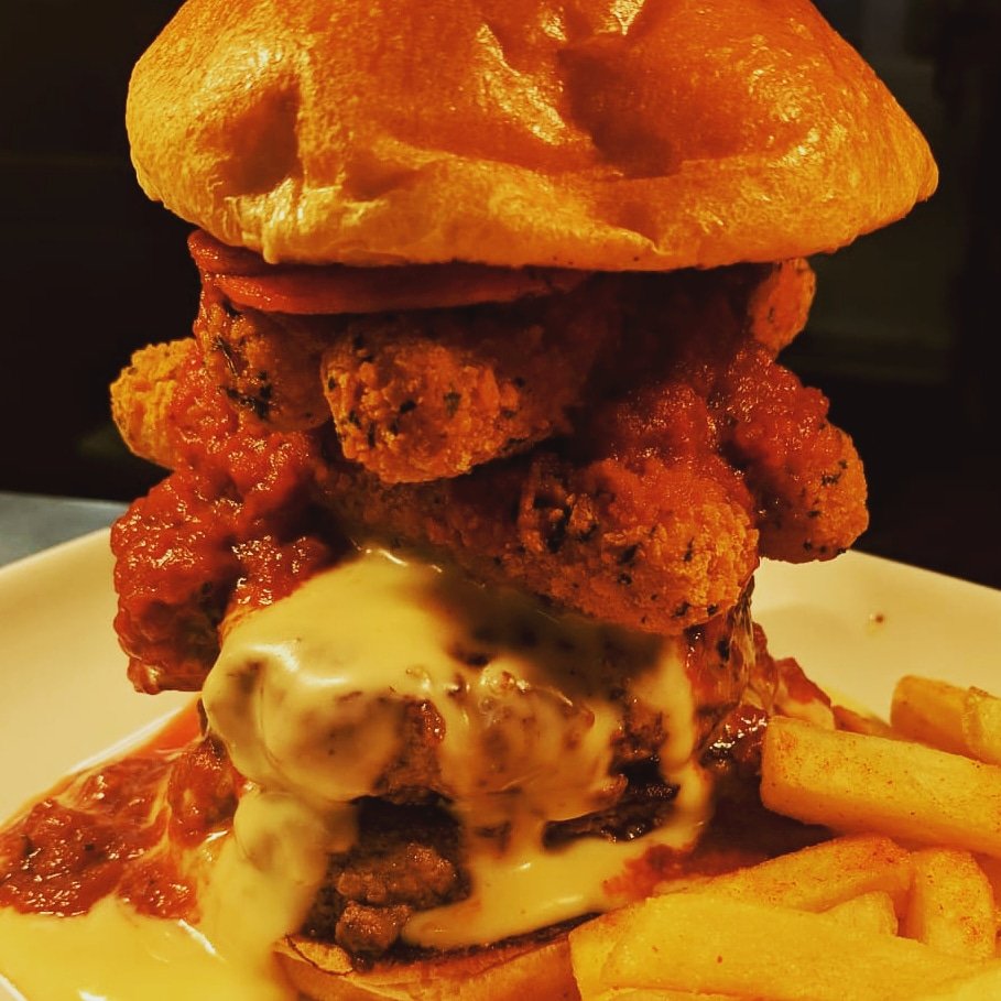 MeatincUK's tweet photo. When you GO MIGHTY on the MEATALIAN 💪❤😀🍔
#GoMighty #Meatalian #Beef #Burger #Marinara #Cheese #Sauce #Mozzarellasticks #Pepperoni #Brioche #Bun #Fries #MeatInc #Primeandproper #Burgerhouse #roadside #Lincolnshire #supportlocal #Goodeats #Lovefoodlincs #Livefromthepass https://t.co/ENgO3xLSkn
