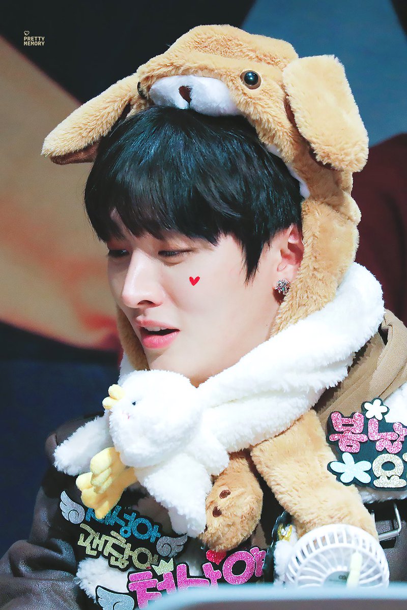 PrettyMemory_JS's tweet photo. 20181217 씨이앤 팬사인회
우리 영원해요♥️
빛이 되어 곁에 있도록💫
#윤지성 #YoonJiSung #워너원 https://t.co/39Ml1O0Aqa