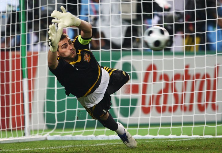 Iker Casillas sur Twitter : "@Ajuana1177 @PaulaOrt23 En el mundial de Alemania me doble el dedo anular. Más que doblar, se me salió. Durante 2 años estuve jugando con el anular y