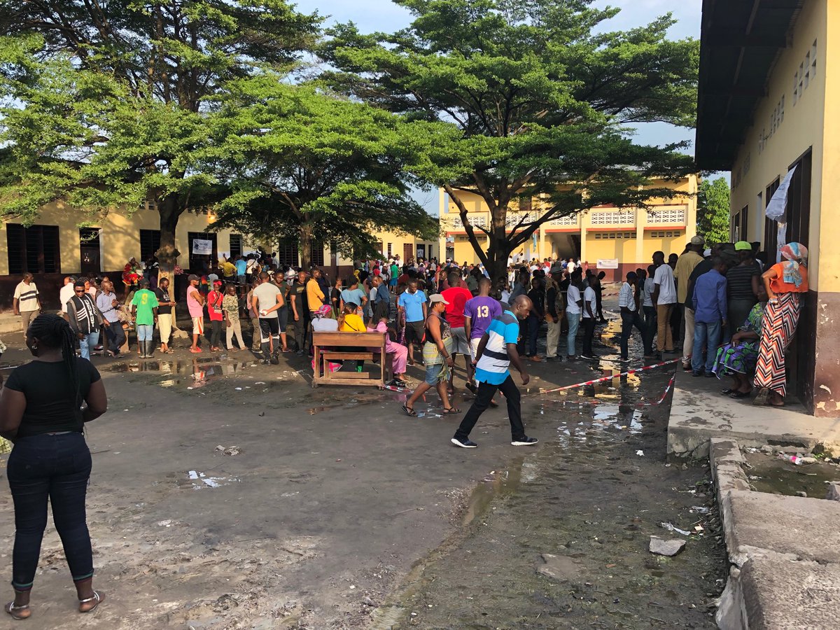 PierreBoisselet's tweet photo. #RDCVote: il est 17h, l’heure à laquelle les bureaux de vote doivent théoriquement fermer. Au centre de vote Saint François (quartier #Kingabwa, commune #Limete) les files d’attente sont encore longues #RDC https://t.co/8FNFqhXeI5