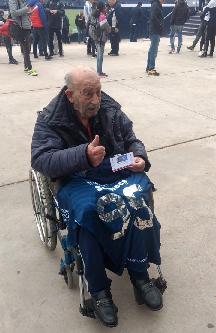 Caravanazoazul's tweet photo. El más caudillo que siempre dio cátedra con el ejemplo...
¡Hasta siempre, Don Osorio! https://t.co/9m0HXw3vTY