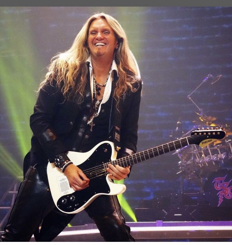 WSnakewoman's tweet photo. Get ready to be blown away by 2 fabulous, extraordinary last shows of this tour Cleveland, Ohio at Quicken Loans Arena! 🎄🎸🔥🎸🎼🤘✌️🙌😎#Christmas #TSOtime #TSO20 https://t.co/GMjH4CaKS5