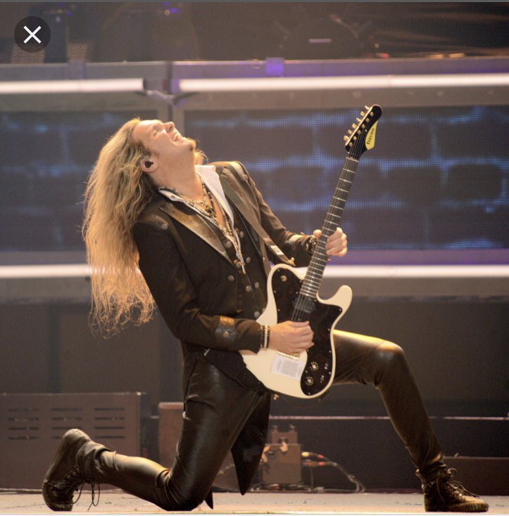 WSnakewoman's tweet photo. Get ready to be blown away by 2 fabulous, extraordinary last shows of this tour Cleveland, Ohio at Quicken Loans Arena! 🎄🎸🔥🎸🎼🤘✌️🙌😎#Christmas #TSOtime #TSO20 https://t.co/GMjH4CaKS5