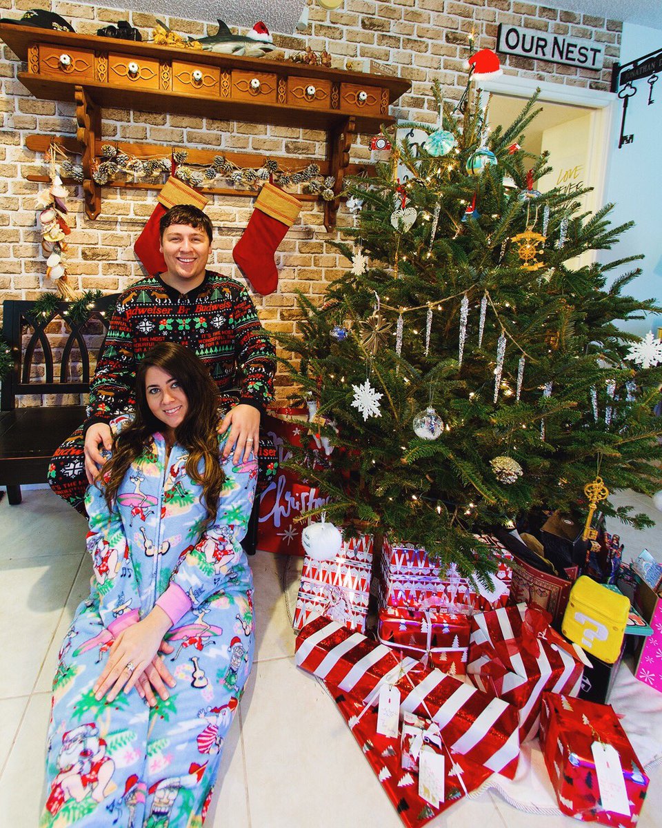 aliwithaneyeX's tweet photo. We hope you all had a Merry Christmas and we wish you a Happy New Year! Love from the Key family โค๏ธ #JAliKey #MerryChristmas #HappyNewYear #AliWithAnEye https://t.co/mhX5IlOuJ3