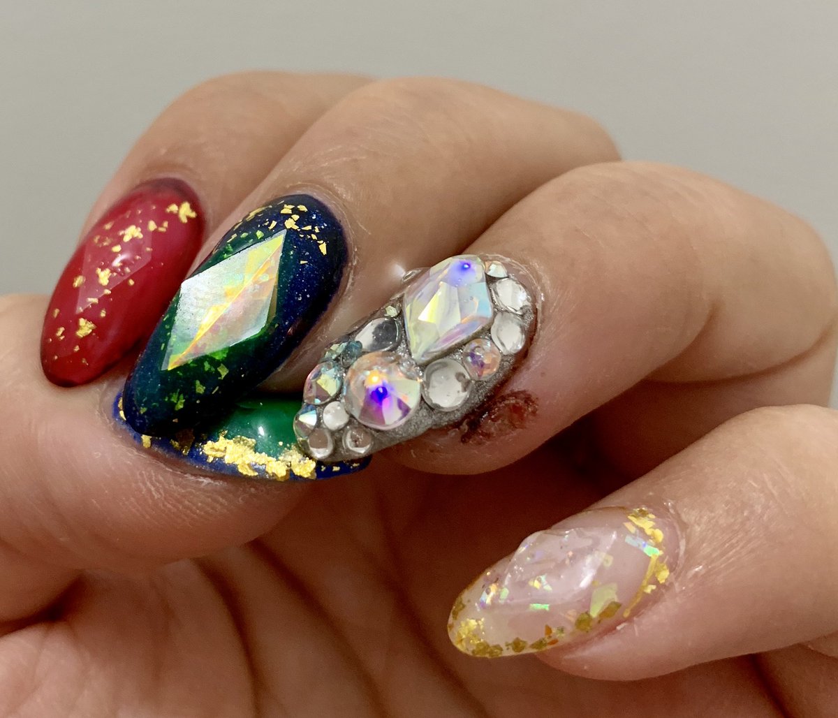 Emorock 療養中 على تويتر 今月のネイル 年末年始にふさわしくキラキラに 宝石の国に出てくるやつもイメージ出来そうな感じにしてもらいました 宝石ネイル 敷き詰めネイル 派手ネイル Nailart