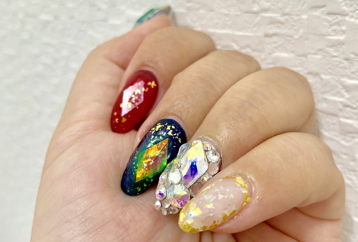 Emorock 療養中 今月のネイル 年末年始にふさわしくキラキラに 宝石の国に出てくるやつもイメージ出来そうな感じにしてもらいました 宝石ネイル 敷き詰めネイル 派手ネイル Nailart