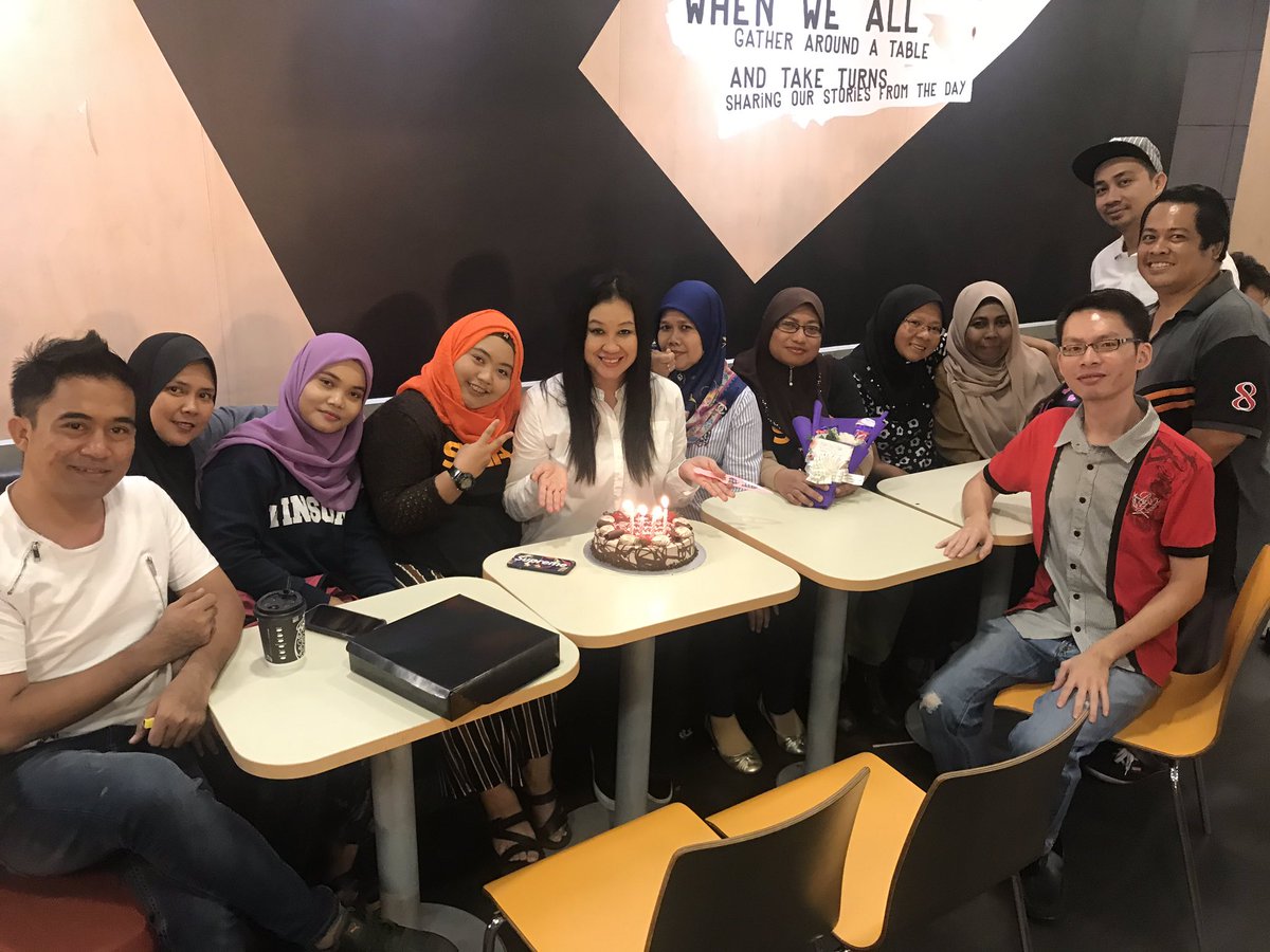 djlinsuriacinta's tweet photo. Kejutan sambutan #birthday #djlin dari Orang2 Kuat #djlinfollowers tq guys❤️💋Sayang korang ketat2😍
#birthdaydjlin #djlinfollowers #suriacinta #suriafm @suriamalaysia #suriamalaysia #birthdaydjlin31disember #syukur #temansusahsenang https://t.co/SrOjgXhqed