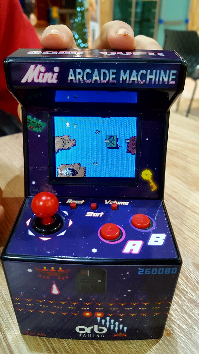 solTllez's tweet image. Qué cosa más genial se acaba de comprar mi hijo en la tienda #Natura! 😍😍😍...una #MINIARCADE con 240 juegos y mandos y todo!! 💖💞