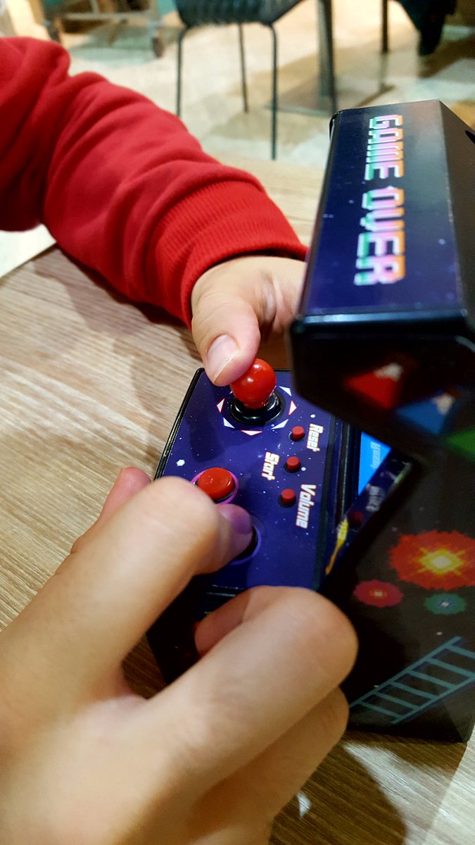 solTllez's tweet image. Qué cosa más genial se acaba de comprar mi hijo en la tienda #Natura! 😍😍😍...una #MINIARCADE con 240 juegos y mandos y todo!! 💖💞