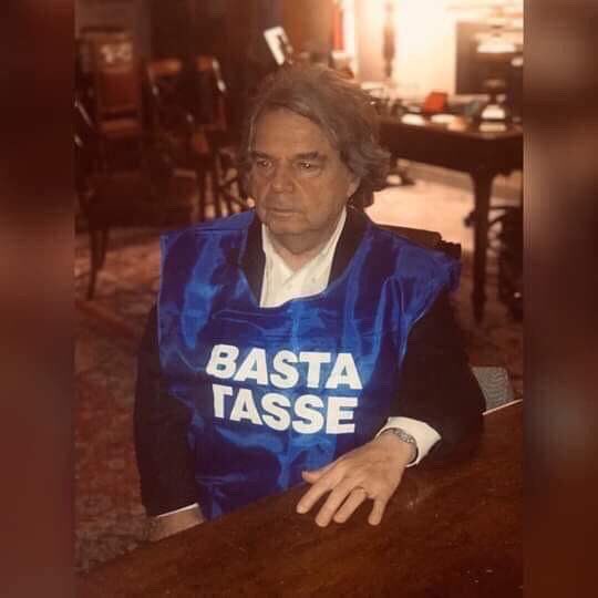 Approvata finalmente la #ManovraDelPopolo.
Complimenti a tutti i Portavoce del #M5s che hanno resistito alle pagliacciate dell’opposizione in aula.
Certi soggetti li ricorderemo così 😂😂😂😂