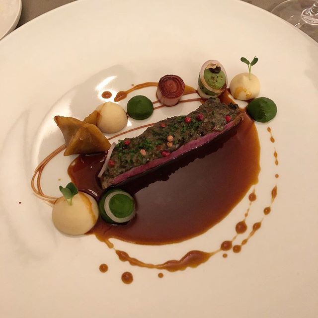 bushcook's tweet photo. Zweierlei von der US Rinderlende, Sellerie, Petersilie, Perlzwiebel, Paprikajus -Hauptgang im aktuellen Menü des Restaurants Les Deux in München
#greatchefs #instafood #food #foodstagram #foodgram #foodlove #artofplating #finedining #michelinstar #michelinrestaurant #chefso… https://t.co/DaHrEqR9Z3