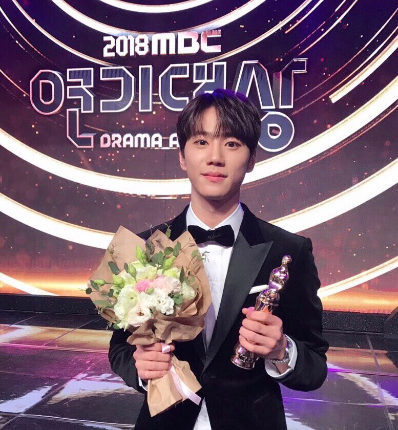 ukisskorea's tweet photo. [#준] 올 해 ‘이별이 떠났다’ 한민수로 열연을 펼친 준이가 2018 MBC 연기대상 신인상을 수상했습니다🎉 늘 곁에서 응원해주는 키스미💋 정말 감사합니다💕 더 노력하는 준영이가 될게요😁
#UKISS #이준영 #2018_MBC_연기대상 #신인상 #키스미_고마워요👐🏻 https://t.co/AwvvQJ2YG5