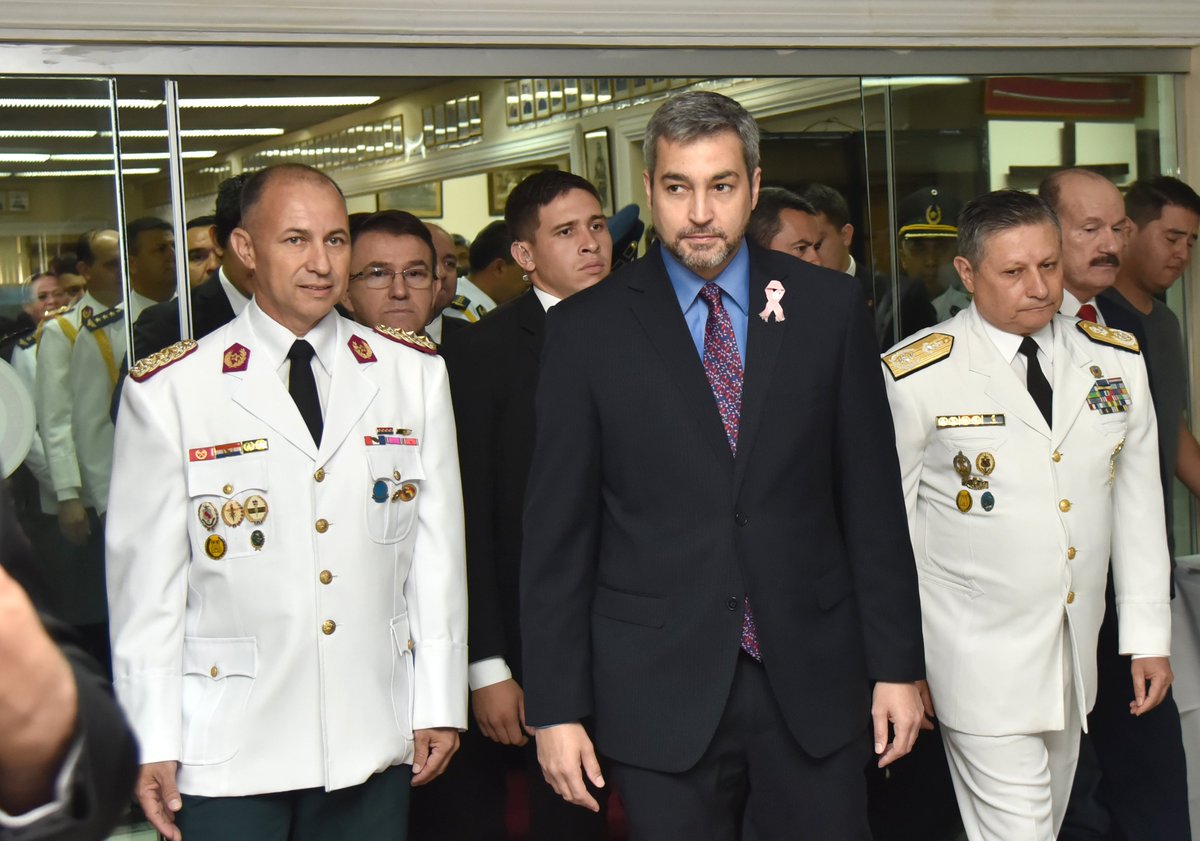 UltimaHoracom's tweet photo. #OpiniónÚH Patriotas
Seguimos anclados en el pasado. El papelón del presidente haciendo público el enrolamiento de su hijo (menor de edad) en el servicio militar como presunta muestra de patriotismo, es un claro ejemplo de ello. 
-Por @LuisBareiro
https://t.co/jGu2zp3qDt https://t.co/JrMfB6hI24