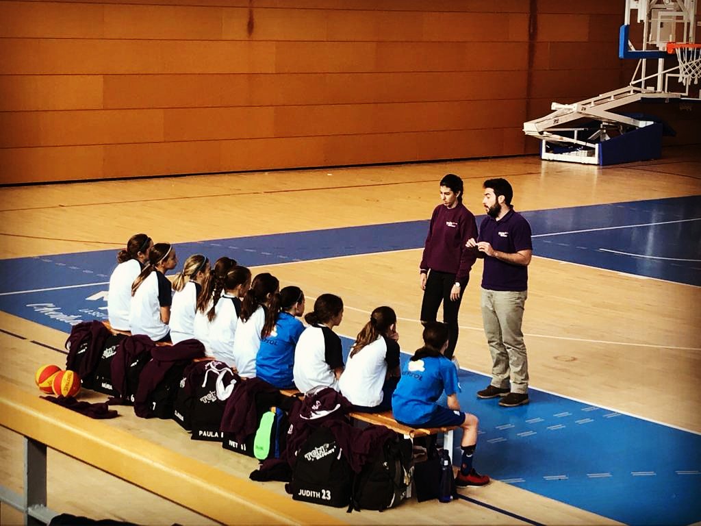 paurobert10's tweet photo. Gran experiència amb les #formiguetes al torneig del @sedisbasquet finalitzant en 2na posició...omplint la motxilla d'experiències que ens fan CRÉIXER!!
Enhorabona @arteboro8 pel reconeixement de millor entrenador en categoria masculina, crack!!
@tgnbasquet #ADNTGN #FeiFam https://t.co/xCKZxk0r5x