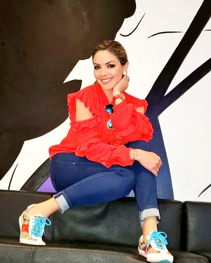 LauraSierraTV's tweet photo. Amigos como van!!! πββοΈπββοΈπββοΈ
Feliz Domingo para todos, ya casi despediremos este 2018 πππππβ¨ ΒΏCΓ³mo me los tratΓ³ este aΓ±o que se acaba?
*
*
*
#Cuentame #CuentaleALau
#LauLosLee πππ #SundayFunday #WhatAColdSunday #RainyDay #Domingo #LastSunday2018 https://t.co/zJuXGET1Dm