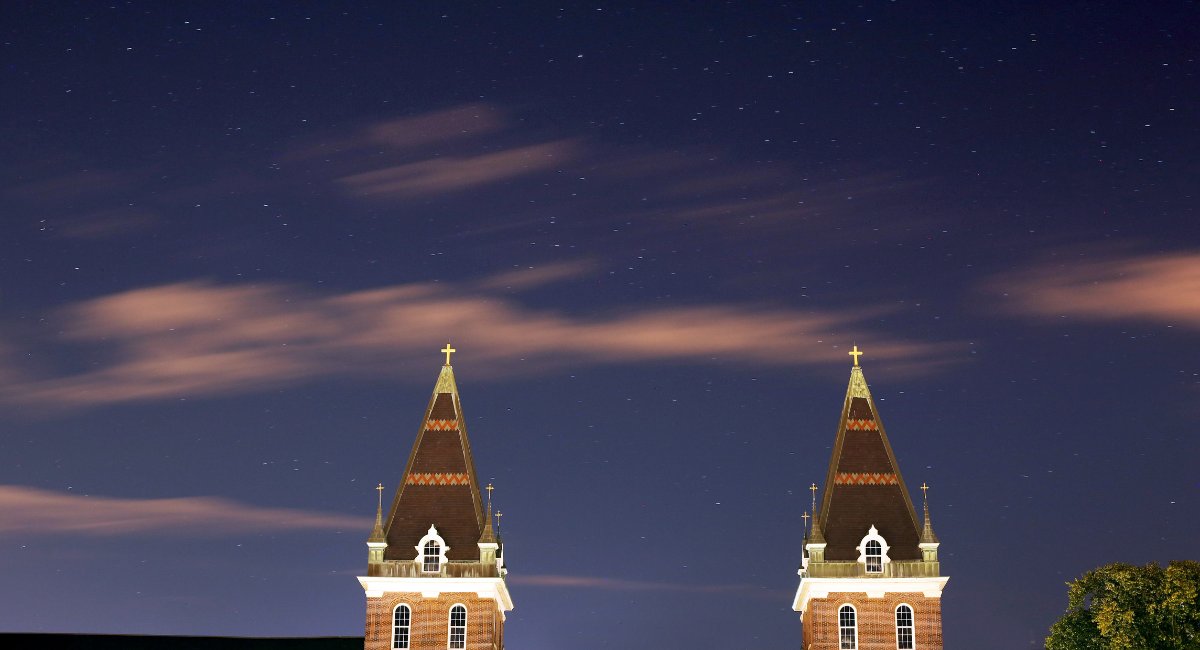holy_cross's tweet photo. From being named 4th best Catholic college in the U.S. to celebrating a new state-of-the-art athletic complex to kicking off our 175th anniversary year, take a look back at the major accomplishments &amp; milestones that made up the past year at Holy Cross: https://t.co/uxhi4p6PHM https://t.co/EFdPl8rCcQ