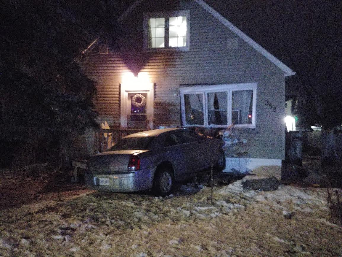 Car rams into Vanier home after police chase dlvr.it/QvfHmL #ottnews https://t.co/u8v1KaNfwH