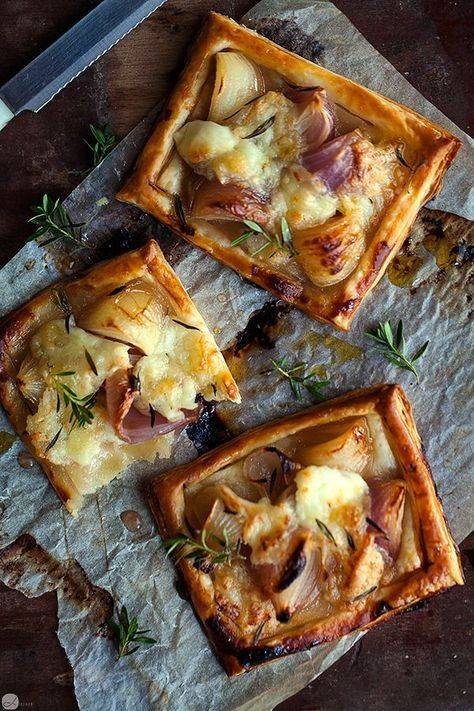 Little mozzarella and onion puff tarts. Super easy and quick to make. Great as a starter, snack or even for lunch! Go on... go and give them a try! 👌 bit.ly/2zOgWjU