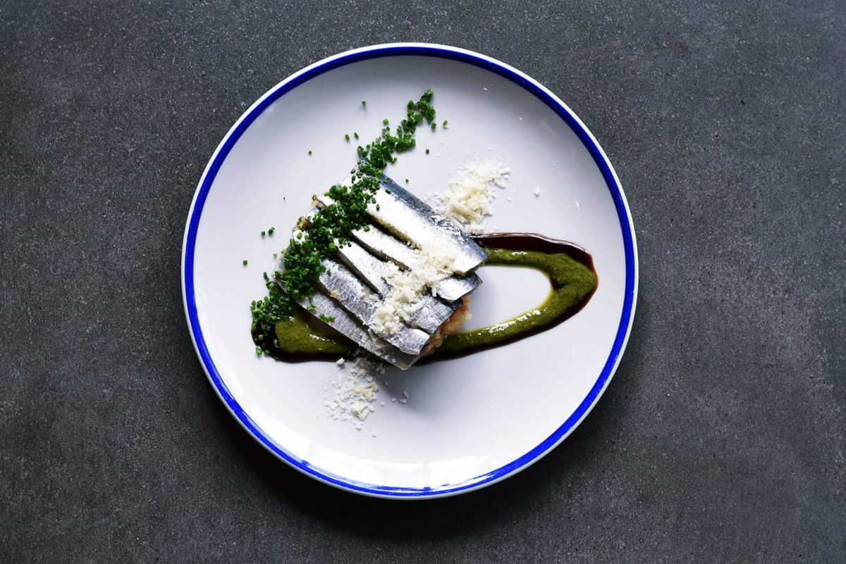 A veces lo de siempre encanta, hoy para picar sugerimos estas Sardinas marinadas sobre sofrito de tomate y pesto con parmesano... ¡Están deliciosas!