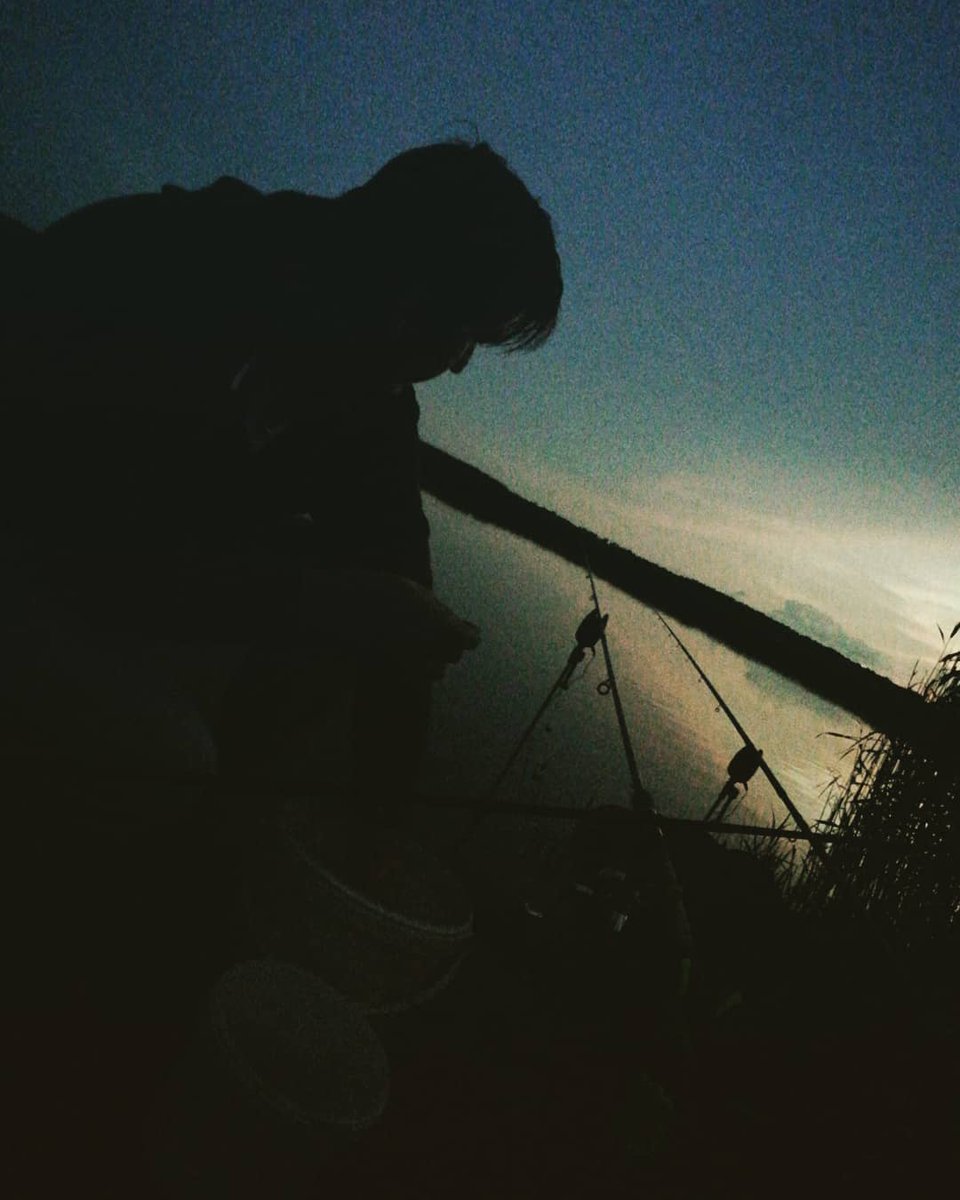 LabaCope's tweet photo. Naksnīgās noskaņās vērojam dabu un gatavojam zivīm mielastu. Galdiņ klājies 🎣

#labacope #feederfishing #waitinggame https://t.co/qUjKj3WbQi