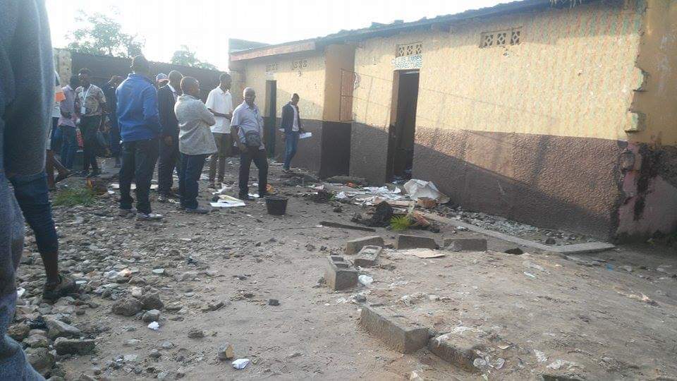 #RDCVote #RDC À Kingabwa, les bureaux de vote saccagés, les machines à voter brûlées par les électeurs en colère cas-info.ca/2018/12/a-king…