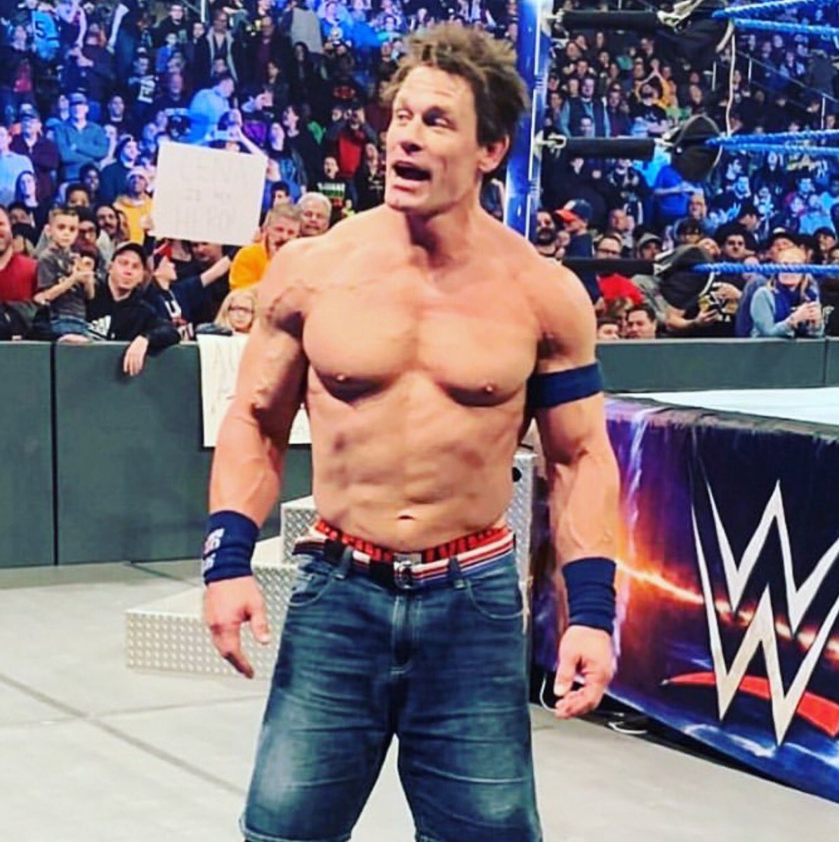 John Cena żartuje sobie z własnej fryzury po SmackDown, odpowiedź na tweeta Becky Lynch