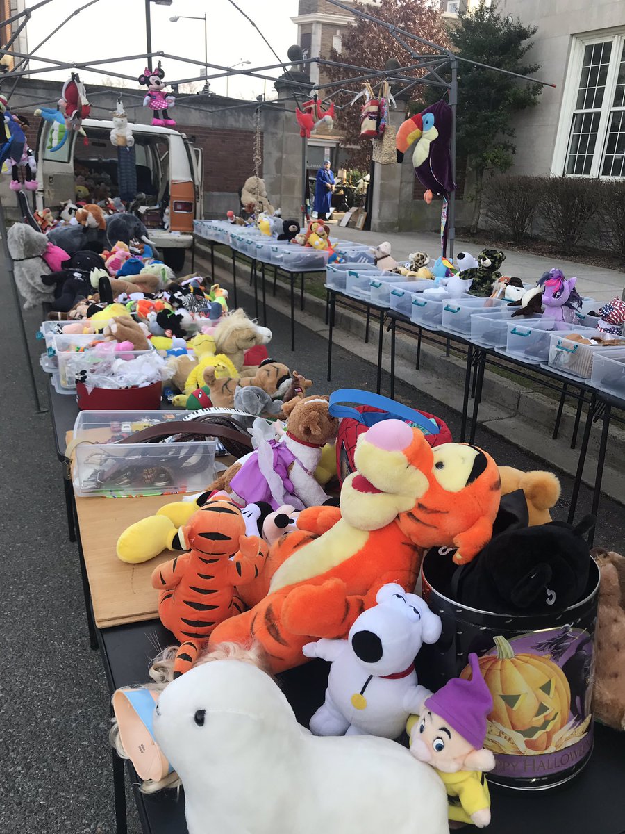 Tenleytown411's tweet photo. If it’s Sunday, then the Georgetown Flea Market is open, outside Hardy Middle School on Wisconsin Avenue (across the street from the Safeway). 
#GloverPark #DCFleaMarkets #GeorgetownFleaMarket https://t.co/3w7SCpf25e