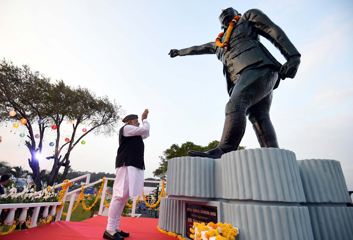 sbajpai2806's tweet photo. PM @narendramodi pays tributes at the Statue of #NetajiSubhasChandraBose in #PortBlair #AndamanAndNicobar 
#PMInAndaman #ModiAtPortBlair https://t.co/RgQJjXwMEH