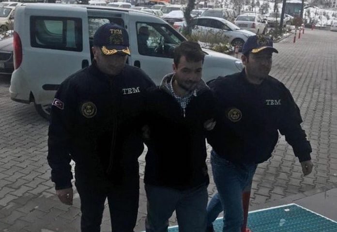 PersecutareTR's tweet photo. Mehmet Gelen, profesor turc a fost răpit din Baku sâmbătă dimineață, de către serviciile secrete turce.
Potrivit agenției Anadolu,Gelen, a fost acuzat de apartenența la mișcarea Gulen.Răpirea a avut loc în fața tribunalului din Baku;judecătorul azer a respins cererea de deportare https://t.co/nyX7elWGLt