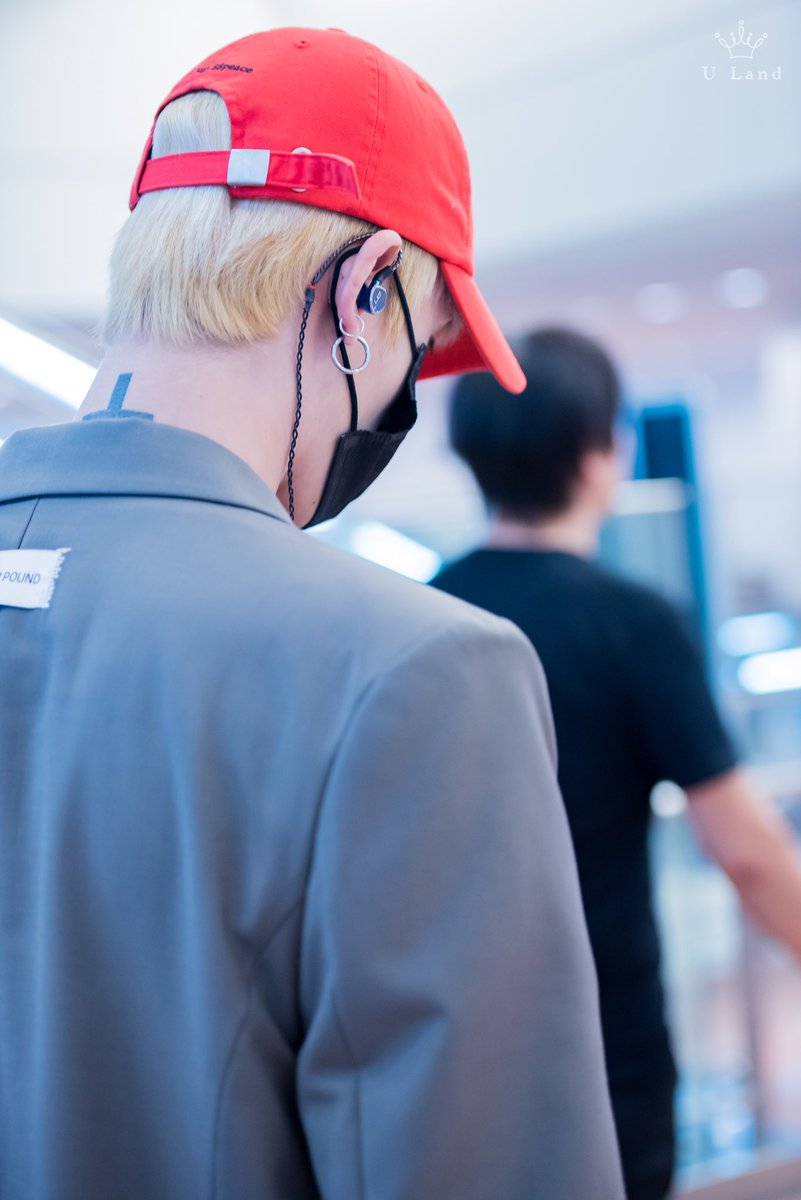 931007_Ucam's tweet photo. [⭐️]: 180925 'VERMUDA' U 하네다공항 입국 #VERMUDA #U #창범 #왕자님 #changbum #U_land #CB_land #チャンボム :@C_bum100 @officialvermuda https://t.co/xNIXFTM6sV