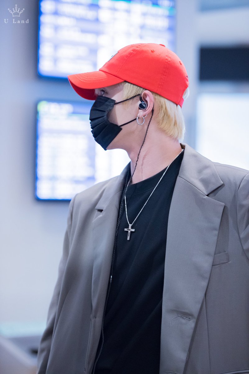 931007_Ucam's tweet photo. [⭐️]: 180925 'VERMUDA' U 하네다공항 입국 #VERMUDA #U #창범 #왕자님 #changbum #U_land #CB_land #チャンボム :@C_bum100 @officialvermuda https://t.co/xNIXFTM6sV