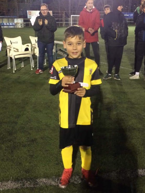 CERDANYOLAFC's tweet photo. El trofeu al millor jugador del "I Torneig Benèfic" ha estat el nº 6 del @cemataro_base Marcel Gil, enhorabona noi!!! Gran Torneig!!!
#solidaris #cerdanyola #cerdanyolafc #torneigbeneficcfc #bancdealiments #cappersonasensemenjar 💚💚⚽️⚽️ https://t.co/UQmv70NHF7