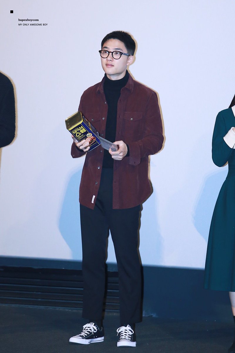 tozkdlin's tweet photo. kyungsoo holding a can of spam reminds me of november sky, from @exogeddonfest https://t.co/eDGZrDHl6d