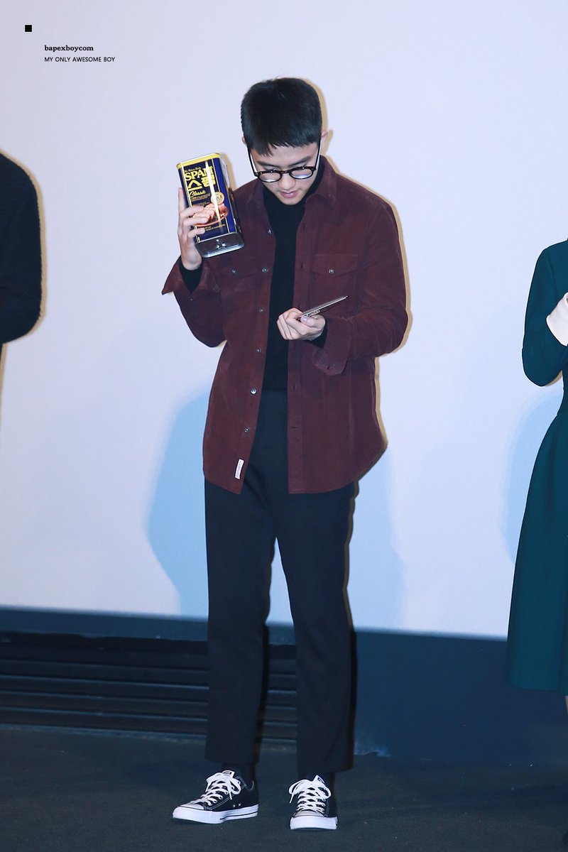 tozkdlin's tweet photo. kyungsoo holding a can of spam reminds me of november sky, from @exogeddonfest https://t.co/eDGZrDHl6d
