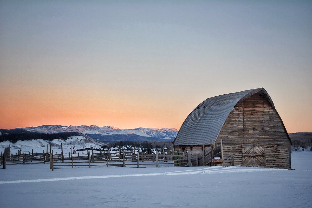SteamboatCO's tweet photo. You just can't beat those sunset over the mountains in the Zirkels. https://t.co/2iHbBudn2r