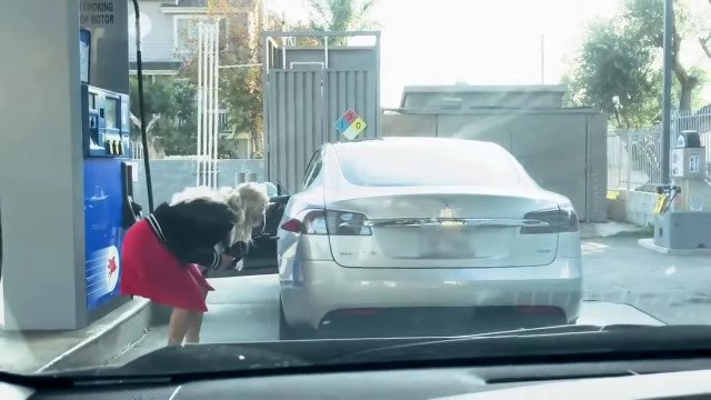 テスラ車に乗ってガソリンスタンドに来たものの、給油口を見つけられずに困惑してしまうお姉さんについて dlvr.it/Qvg9Sc