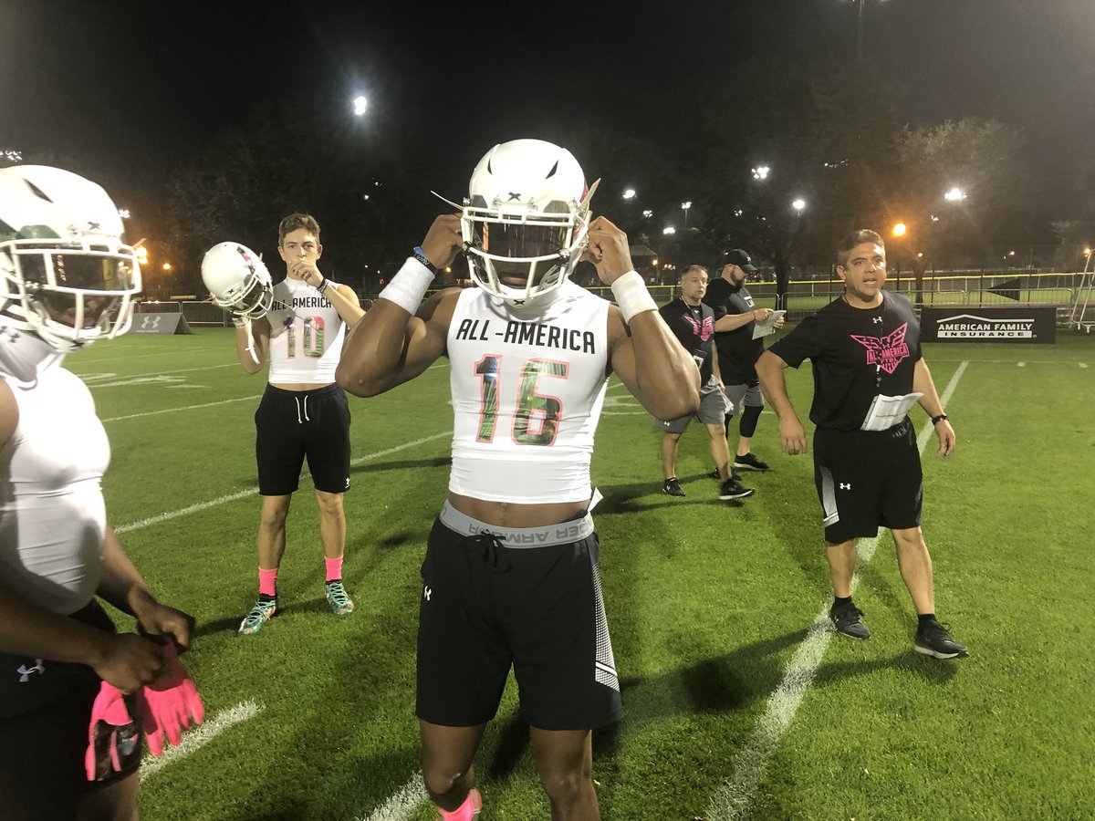 GHamiltonOTF's tweet photo. #Hookem QB signee and #ESPN300 @RoschonJ practicing under the lights at the 2019 Under Armour @AllAmericaGame https://t.co/caWyYUU7RZ