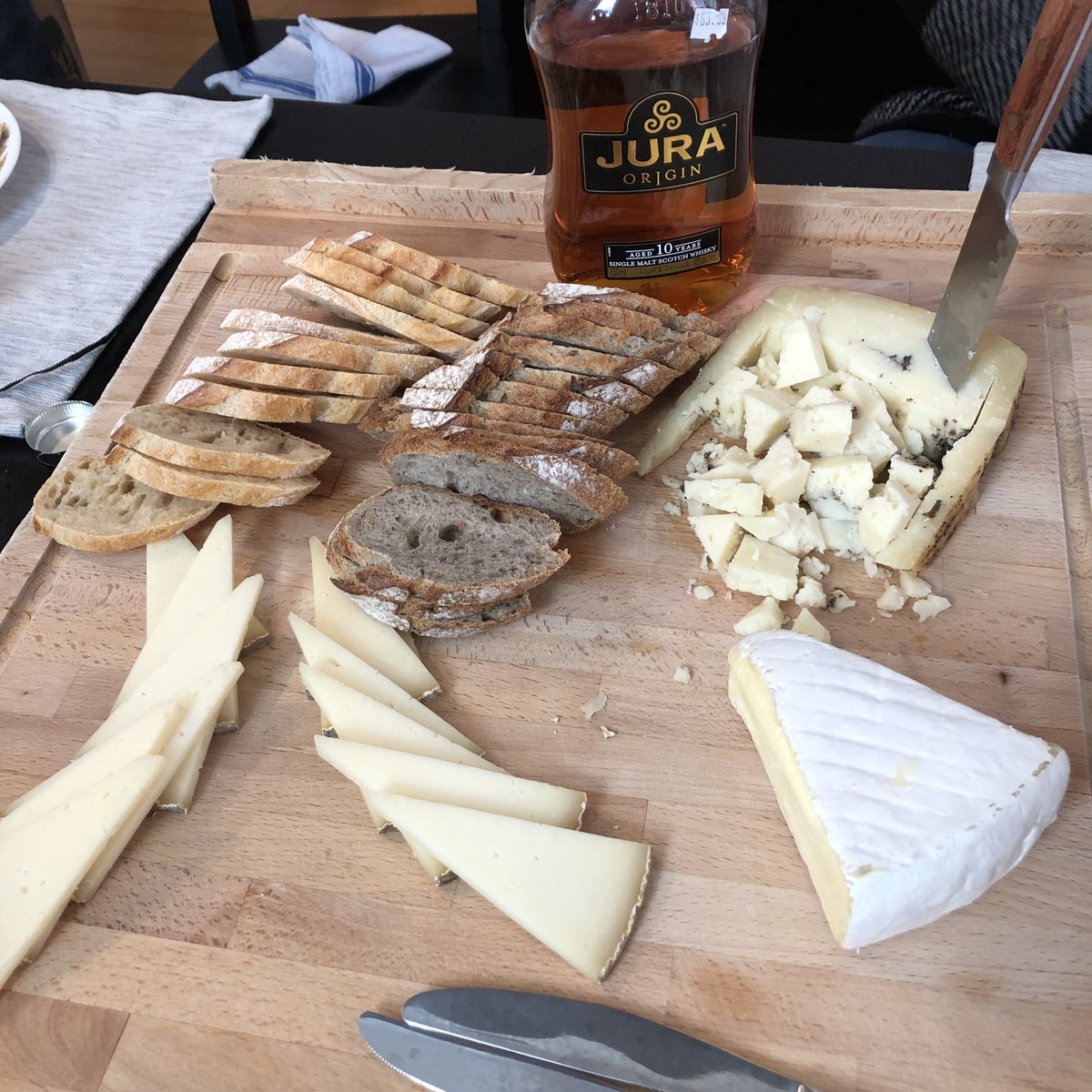 cheesemonsterdc's tweet image. End of the year whiskey club 🙌🙌🙌 #whiskeyandcheese #endingonahighnote